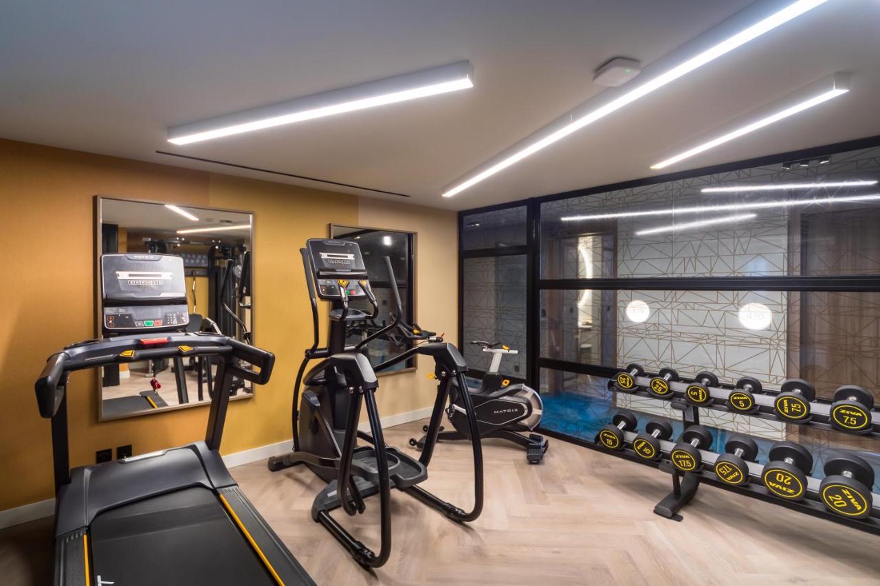 Barcelo Funchal Oldtown 호텔 외부 사진 The gym at the 2018 London Marathon Village