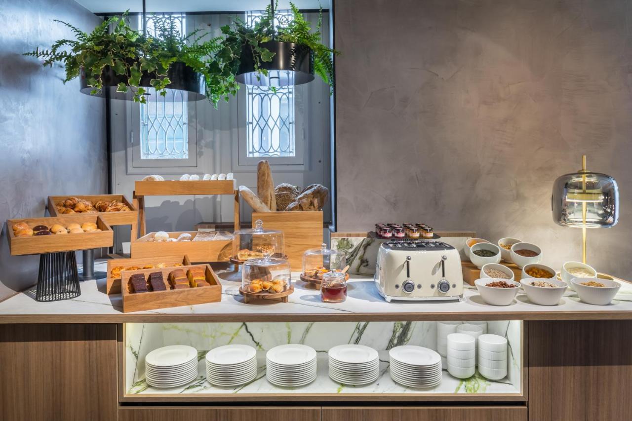 Barcelo Funchal Oldtown 호텔 외부 사진 The buffet at the lounge